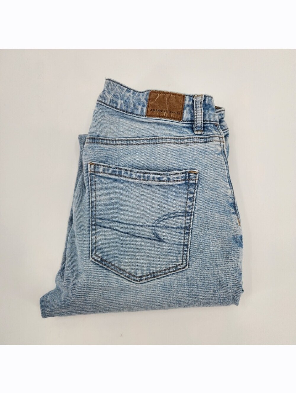 American Eagle Strigid Mom Jean Womens Size 2 Short Light Wash Denim